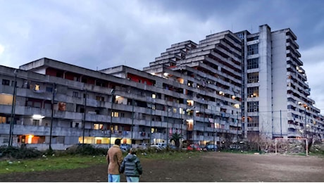 Crolla pezzo solaio, tre famiglie sgomberate da Vela Scampia