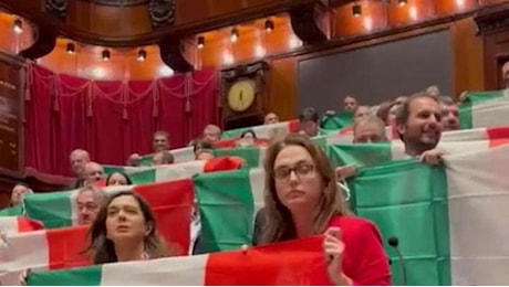 Autonomia, le opposizioni cantano l'inno di Mameli e sventolano il tricolore in Aula