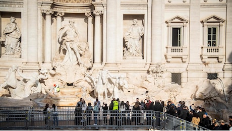 Fontana di Trevi, apre la passerella della discordia: multa di 50 euro a chi getta monetine