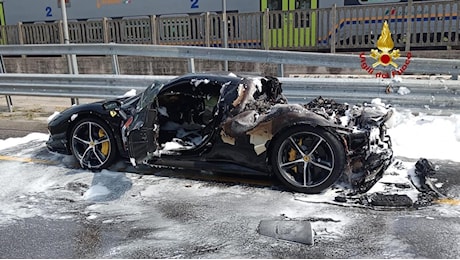Supercar prende fuoco a Mestre: Ferrari divorata dalle fiamme
