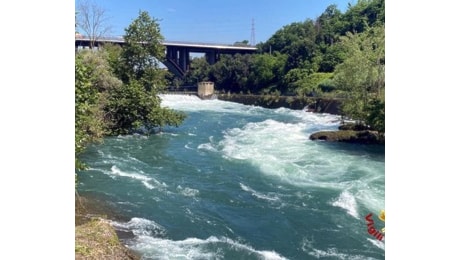 Escavatore si ribalta nell'Adda a Traona, gravissimo operaio 72enne finito nel fiume