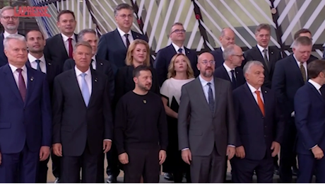 Bruxelles, foto di gruppo dei leader Ue e Zelensky