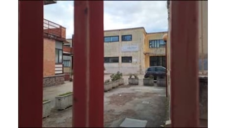 Insegnante aggredita a Castellammare, riapertura blindata per la scuola