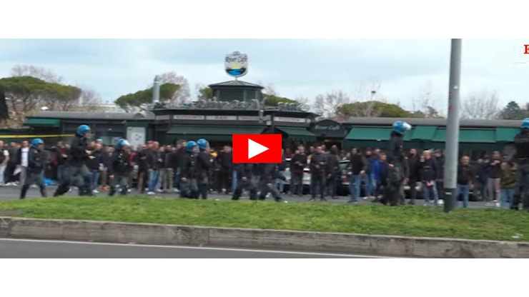 Derby Lazio-Roma, scontri tra tifosi a Ponte Milvio: assalti alla polizia da entrambi i fronti (video) - Secolo d'Italia Derby Lazio-Roma, scontri tra tifosi a Ponte Milvio: assalti alla polizia da entrambi i fronti (video) - Secolo d'Italia