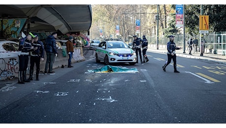 Milano choc, il camion travolge mamma, nonna e gemellini sulle strisce pedonali: 34enne morta, l'autista scappa