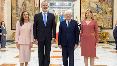 Letizia di Spagna, look in tweed rosa Anni ’80 per l’incontro con il presidente Mattarellla