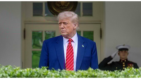 Usa: «I dazi al 10% rimangono per tutti i Paesi». E Trump evoca riduzione all'80% tariffe alla Cina
