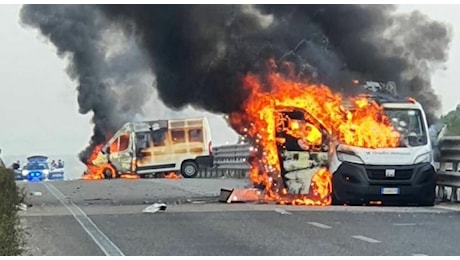 Bombe, armi e auto incendiate sulla Statale: assalto a un furgone portavalori nel Barese