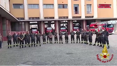 VIDEO Matera, minuto di silenzio dei vigili del fuoco di Milano per i colleghi deceduti