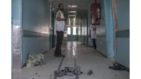 Nuovi raid a Gaza: ospedali sotto attacco e vittime civili. Schlein: Crimini di guerra e violazioni del diritto umanitario