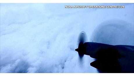 IL VIDEO. Le immagini dall'aereo che vola nell'occhio dell'uragano Beryl