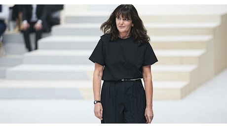 Virginie Viard fuori da Chanel: la stilista lascia la direzione creativa, è la fine di un'era. Chi prenderà il suo posto?