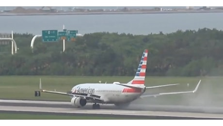 Disastro evitato per volo American Airlines, gomme esplodono durante il decollo | VIDEO