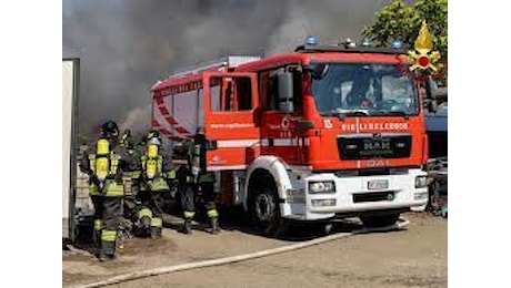 Incendio in una scuola occupata, è inagibile: Valditara dispone la Dad per 1400 studenti