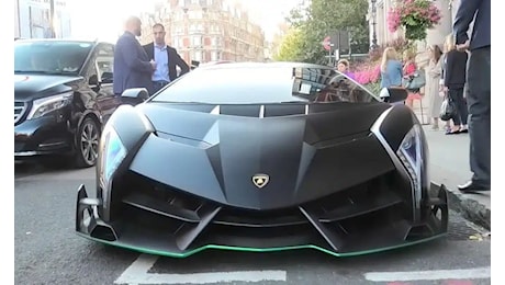Lamborghini Veneno Roadster: supercar blocca il traffico londinese