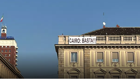 Toro, striscione in piazza San Carlo: “Cairo, basta!”