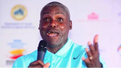 Politica e Sport - Usa 2024, l’endorsement di Carl Lewis per la Harris: strappa la foto di Trump dopo averci disegnato le corna