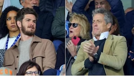 Como-Parma, in tribuna al Sinigaglia le star Hugh Grant e Andrew Garfield