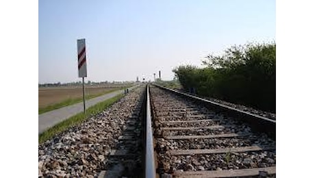 Uomo investito lungo la ferrovia Torino - Savona: circolazione bloccata tra Moncalieri e Trofarello