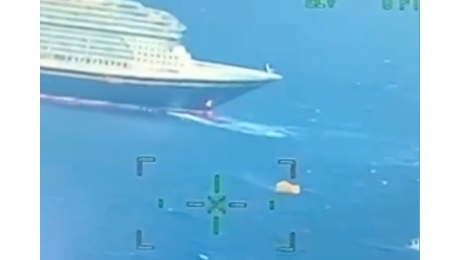 Una nave da crociera Disney intercetta l'sos di un catamarano: il salvataggio dei 4 passeggeri a bordo - Il video