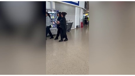 Allarme sicurezza all'aeroporto di Gatwick per un pacco sospetto. Terminal sud evacuato e riaperto nel pomeriggio