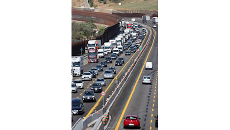 Esodo estivo 2024, weekend con traffico da bollino rosso: i giorni critici e le autostrade da incubo