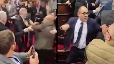 Calci, sputi e spintoni: il video della rissa tra opposizione e maggioranza al parlamento serbo