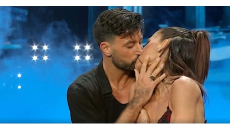 Bianca Guaccero e Giovanni Pernice, baci d'amore a Ballando! Foto e video