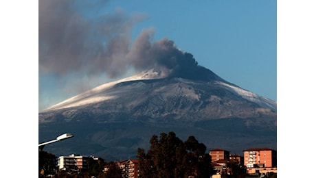 Etna, tonnellate di cenere in strada dopo l'eruzione: stop alle moto a Catania