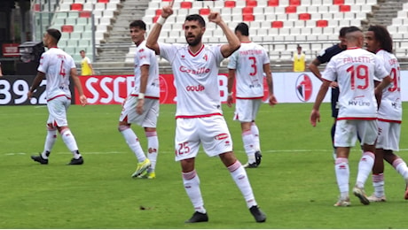 Il Bari col Cosenza pareggio amaro: 1-1 a quattro minuti dal termine. La squadra di Longo cresce e conquista i tifosi