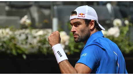 Berrettini vince e si commuove al ritorno a Roma dopo 4 anni: «Mi siete mancati». Fearnley battuto 6-4, 7-6