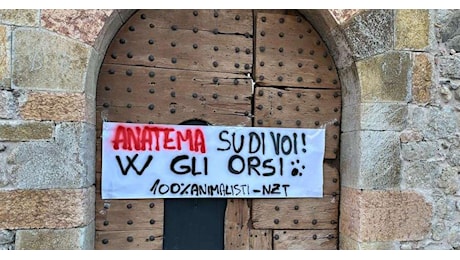 Striscioni e locandine di condanna per l'abbattimento dell'orso M91: il blitz in val di Non di Centropercentoanimalisti