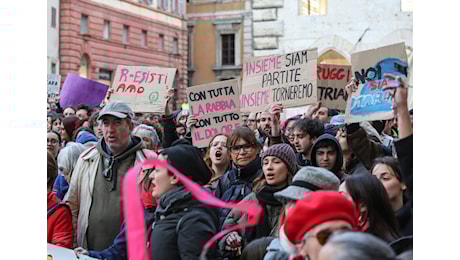 Picchiata e stuprata in pieno giorno. Fermato l’aggressore: “E’ un ragazzino”