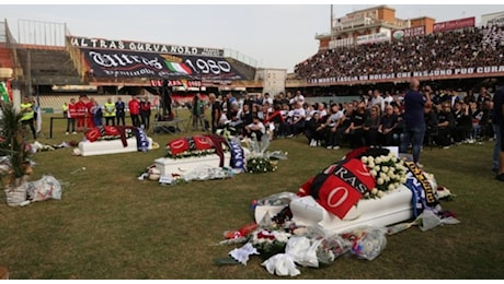 Samuele, Michele e Gaetano: funerale allo stadio per i tifosi del Foggia morti nell'incidente dopo la partita. Gli ultrà in lacrime: «Non si muore così»