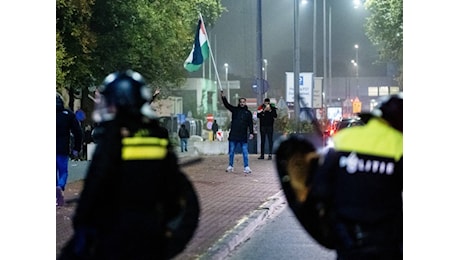 Circondato e aggredito. Violenza pro Pal sull'inviato del Tg1