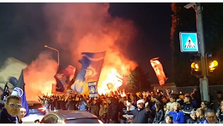 Napoli-Atalanta 0-3, nerazzurri accolti al ritorno a Bergamo da cori, fuochi d'artificio e 2000 tifosi | VIDEO