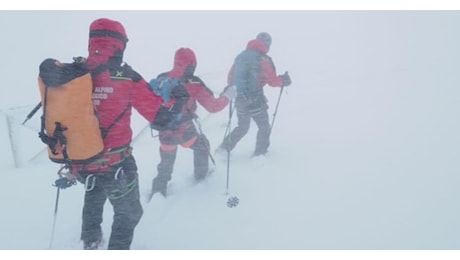 Dispersi sul Gran Sasso, il maltempo impedisce ancora all'elicottero di alzarsi in volo. Vano anche il tentativo a terra di una squadra. Domani un altro tentativo