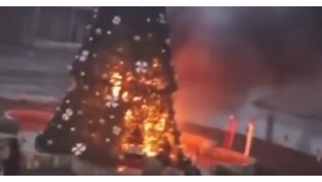 Damasco, incendiato l'albero di Natale: esplode la protesta cristiana in tutta la Siria