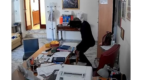 Furto in chiesa di 900 euro destinati ai poveri: parroco pubblica su social foto e video e fa un appello al ladro