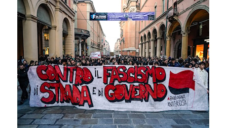 BOLOGNA: MIGLIAIA DI ANTIFASCISTI/E IN PIAZZA CONTRO CASA POUND E LA RETE DEI PATRIOTI