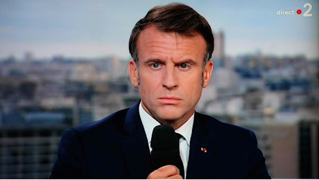 Macron: “Non nominerò un premier prima della fine delle Olimpiadi”. E la sinistra propone l’attivista Lucie Castets