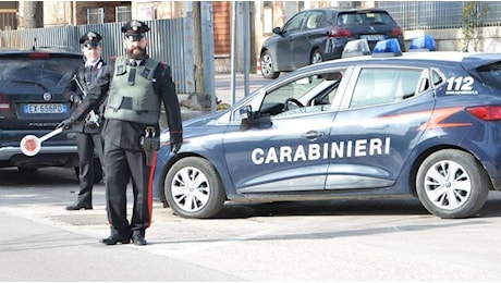 Omicidio a Nettuno, 40enne ucciso a coltellate nell’androne di un palazzo: è caccia al killer