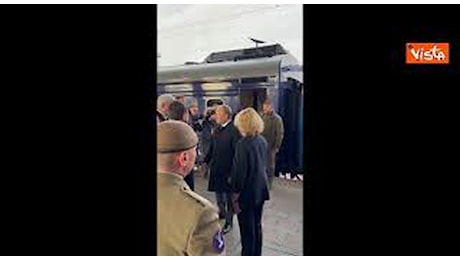 Tusk scende dal treno a Kiev per l'incontro con Zelensky e i leader volenterosi