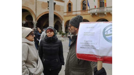 Gli alluvionati romagnoli protestano in piazza: 'Abbiamo paura, basta promesse: vogliamo risposte'