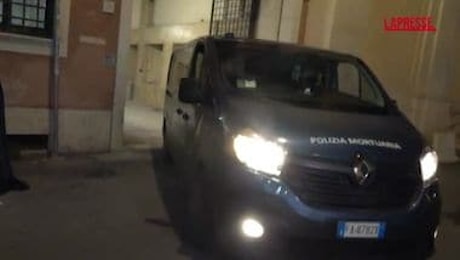 Roma, operaio ucciso da caduta ascensore: la salma portata via dalla polizia mortuaria