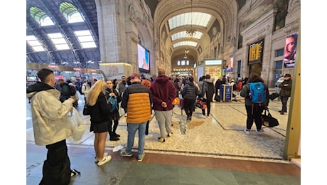 A Milano treni cancellati, lunga coda al box informazioni