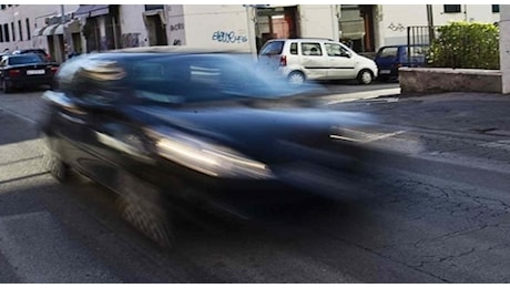 Sale a bordo pensando sia un taxi ma il conducente la molesta: si lancia da auto in corsa