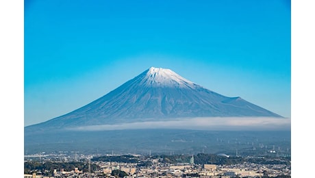 Arriva la neve sul Monte Fuji. Con un mese di ritardo