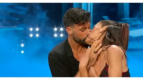 Bianca Guaccero e Giovanni Pernice, tutte le tappe del loro amore sbocciato a Ballando con le stelle: il bacio e le fughe romantiche