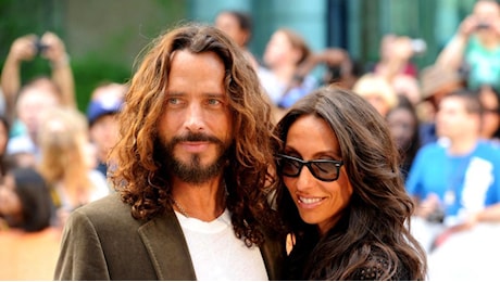 La vedova di Chris Cornell, cantante dei Soundgarden, è stata rapinata in via Del Corso, a Roma: pugno allo stomaco poi la fuga con il Rolex da 50 mila euro